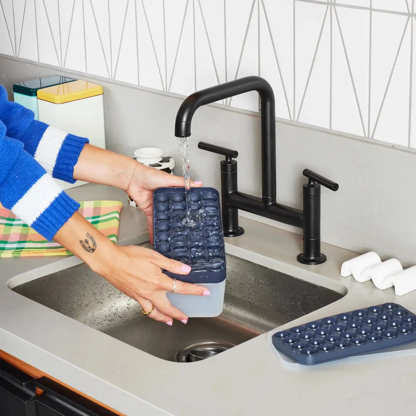 ICE BOX Reusable Silicone Ice Tray & Ice Storage- Charcoal